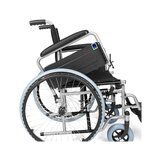 Fauteuil roulant pliable avec cadre en acier