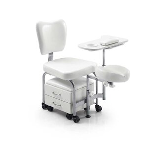 Soins des pieds sur chaise de podologie - Tendy